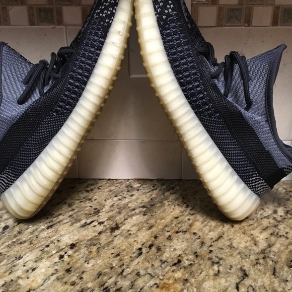 Great buy carbon v2 Yeezy size 9.5 slightly worn with original box - Picture 2 of 4